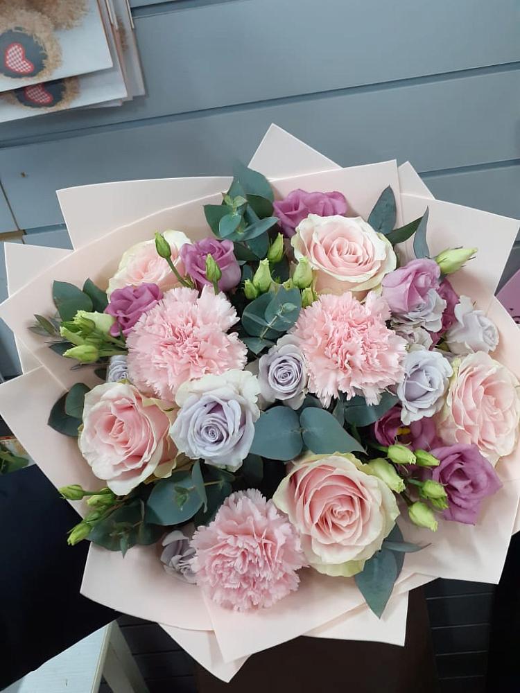 Букет цветов из: Розы, Гвоздики и Лизиантусы в Иланском